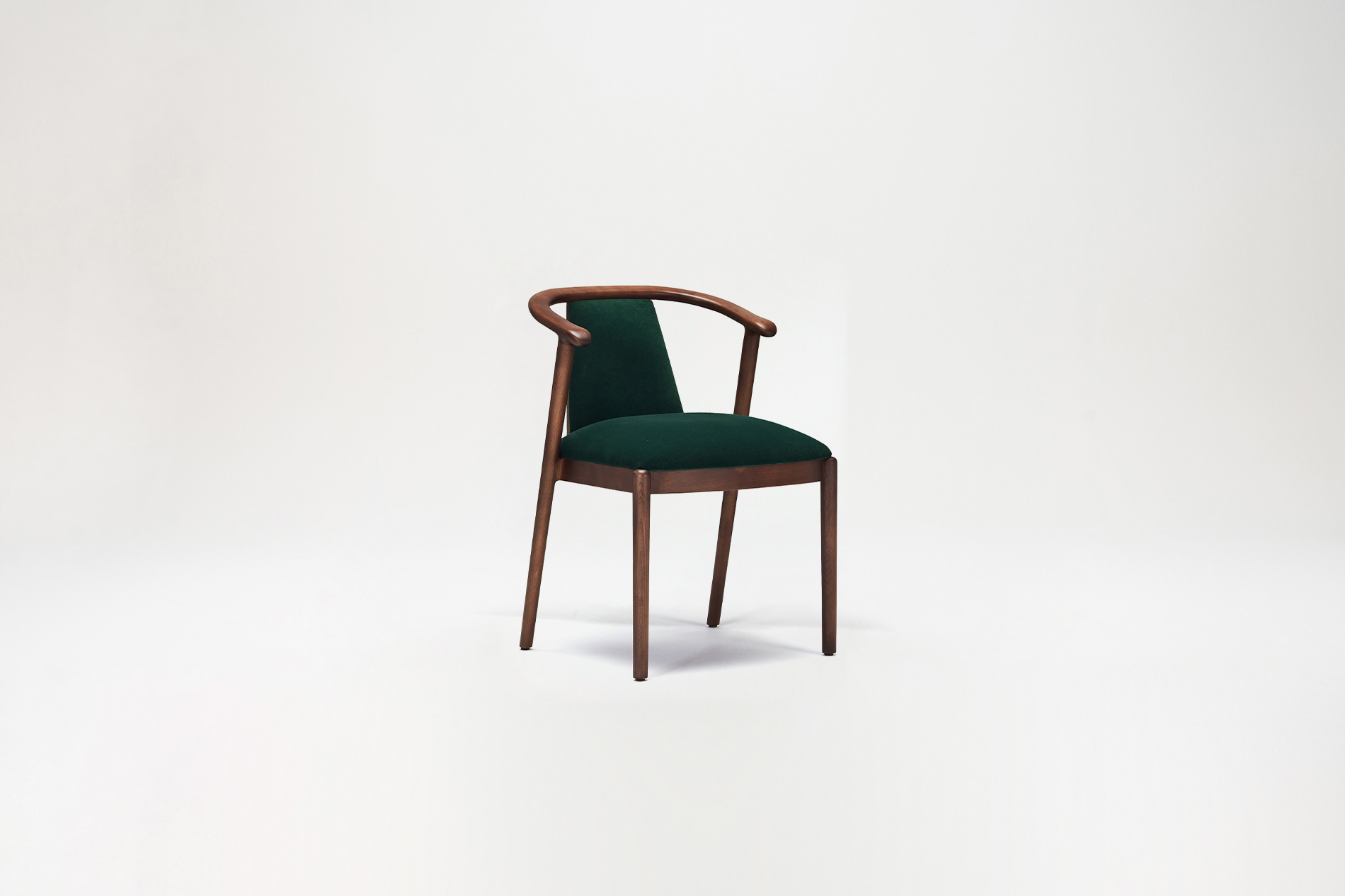 Aliah is a progressive and dynamic dining chair family, with and without arms.ALIAH KOLSUZ