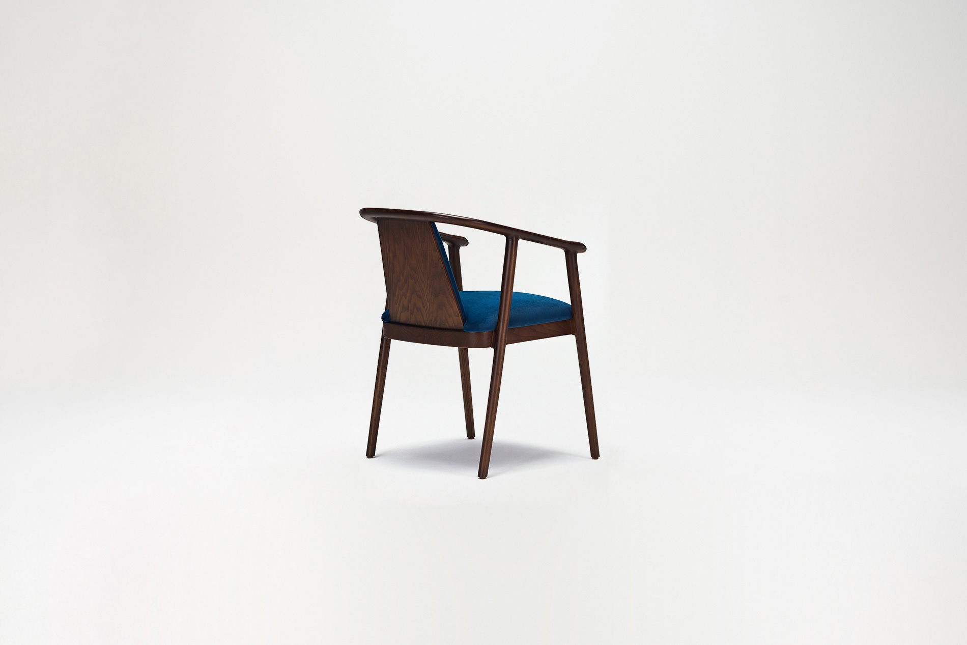 Aliah is a progressive and dynamic dining chair family, with and without arms.ALIAH KOLTUK