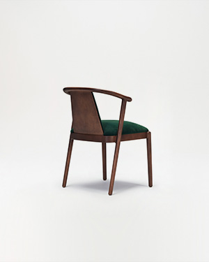 Aliah is a progressive and dynamic dining chair family, with and without arms.ALIAH KOLSUZ