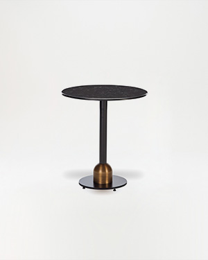 Tthe Aizona Table showcases a modern fusion of materials, blending durability with sleek aesthetics.AIZONA MASA