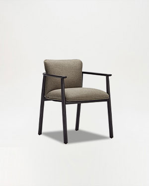 The Carolina Chair, crafted from premium ashwood, harmonizes with nature's elegance.CAROLINA KOLTUK