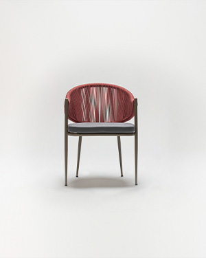 Harmonizing metal with hand-made rope, a chair that exudes modernity and ease.FERROL KOLTUK