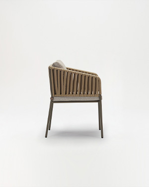 Metal and hand-made rope merge, defining a chair that welcomes with style.MİSAFİR KOLTUĞU