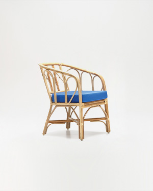 Bamboo frame encapsulates nature's grace in a comfortable and sophisticated form.LEGNOR KOLTUK
