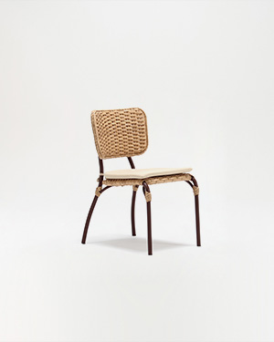 Crafted from lightweight aluminum and adorned with plastic rattan, the Lugan Side Chair effortlessly blends durability and style in a compact design.LUGAN KOLSUZ SANDALYE