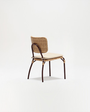 Crafted from lightweight aluminum and adorned with plastic rattan, the Lugan Side Chair effortlessly blends durability and style in a compact design.LUGAN KOLSUZ SANDALYE