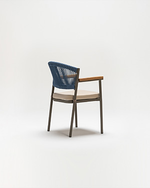 Metal and hand-made rope merge seamlessly, defining a chair that invites you to unwind.NOOK KOLTUK