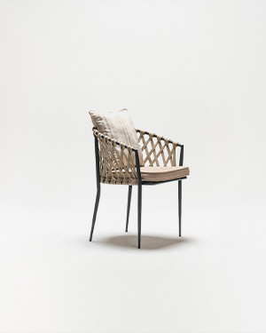 Metal and hand-made rope intertwine, crafting a seat that blends elegance with relaxation.PENA KOLTUK