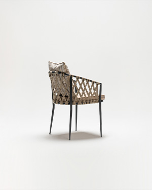 Metal and hand-made rope intertwine, crafting a seat that blends elegance with relaxation.PENA KOLTUK