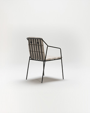 Embrace edgy aesthetics with a chair that's both robust and inviting, boasting a metal frame.REBEL KOLTUK