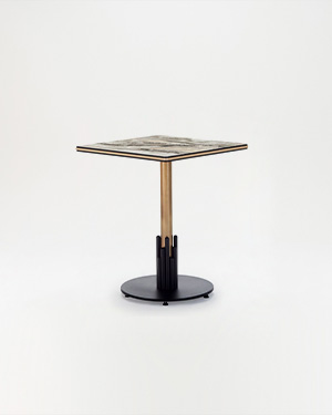 This table stands sturdy with a metal base and compact top.RONDE DIŞ MEKAN MASASI